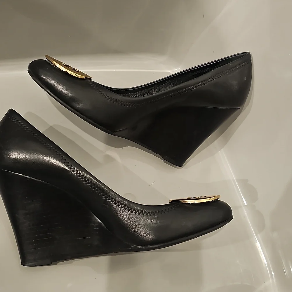 TORY BURCH Black and Gold Wedge Pumps Sally Sophie
